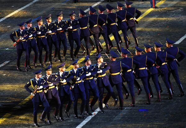 Рота почетного караула Вооруженных сил Белоруссии на торжественной церемонии открытия XIV Международного военно-музыкального фестиваля Спасская башня на Красной площади в Москве