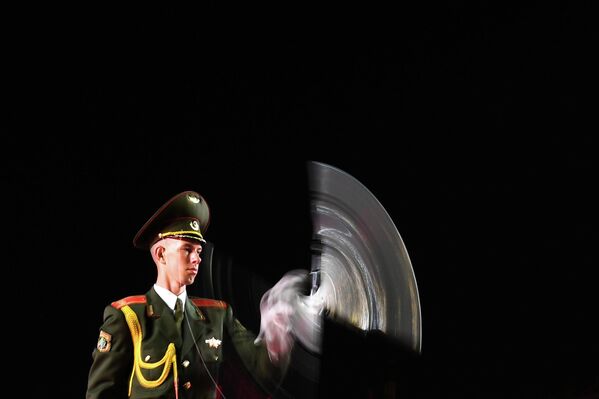 Участник роты почетного караула Вооруженных сил Белоруссии на торжественной церемонии открытия XIV Международного военно-музыкального фестиваля Спасская башня на Красной площади в Москве