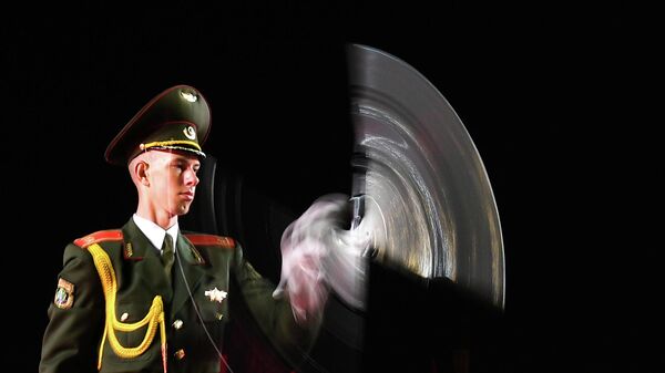 Участник роты почетного караула Вооруженных сил Белоруссии на торжественной церемонии открытия XIV Международного военно-музыкального фестиваля Спасская башня на Красной площади в Москве