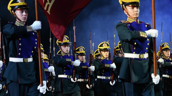 Рота специального караула Президентского полка выступает на торжественной церемонии открытия XIV Международного военно-музыкального фестиваля Спасская башня на Красной площади в Москве