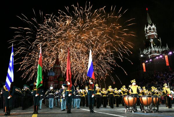 Салют на торжественной церемонии открытия XIV Международного военно-музыкального фестиваля Спасская башня на Красной площади в Москве