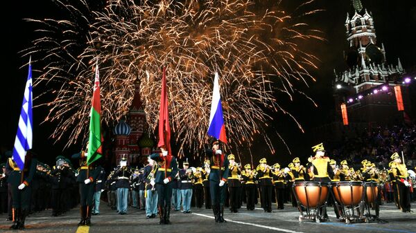 Салют на торжественной церемонии открытия XIV Международного военно-музыкального фестиваля Спасская башня на Красной площади в Москве