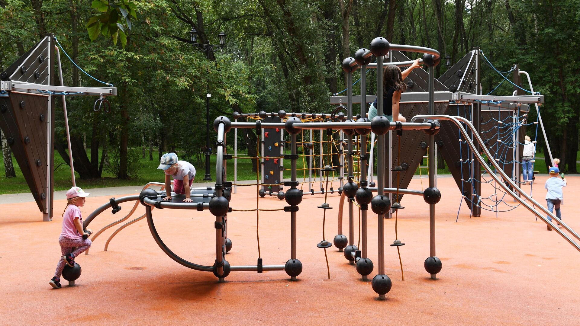 Детская площадка в парке - РИА Новости, 1920, 17.07.2023