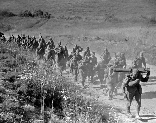  Гвардейская дивизия имени И. Панфилова переходит на позиции, отбитые у врага. 1943 год