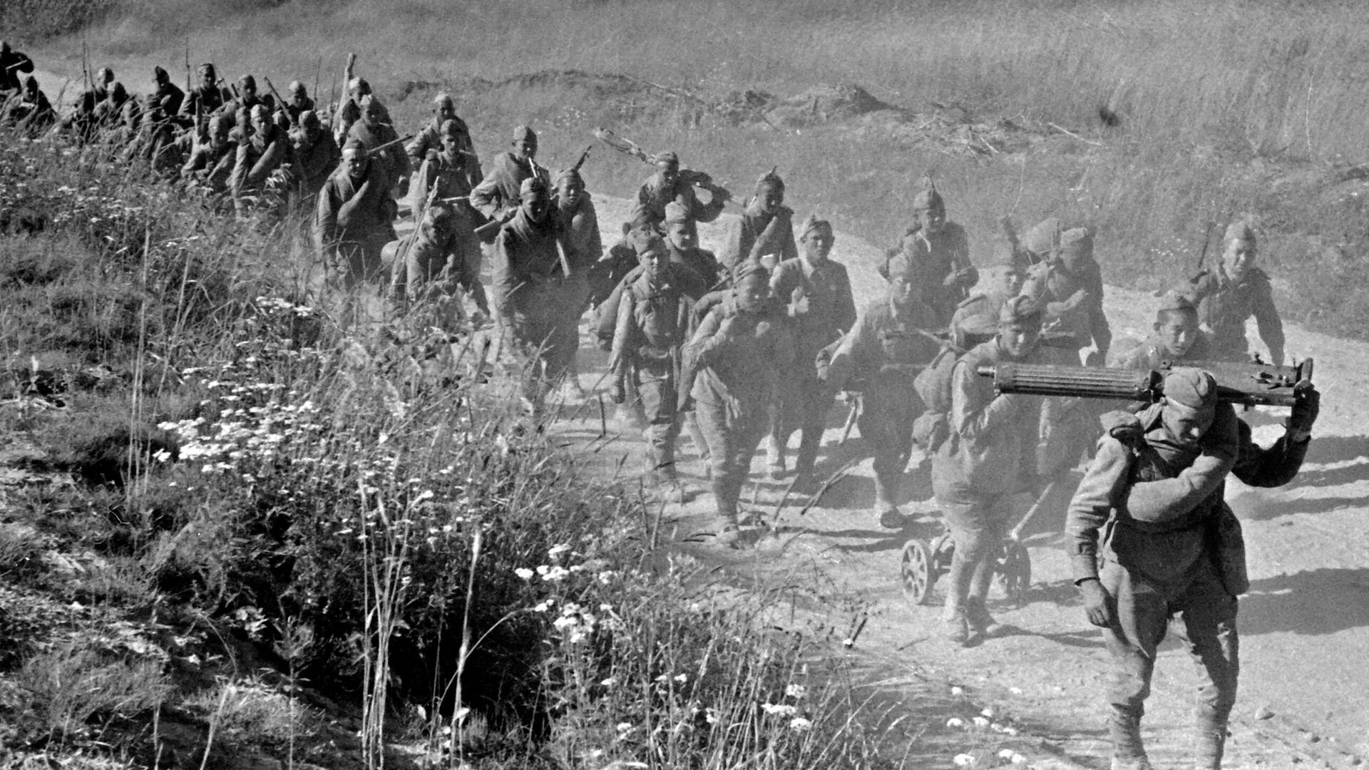 Гвардейская дивизия имени И. Панфилова переходит на позиции, отбитые у врага. 1943 год - РИА Новости, 1920, 22.06.2023