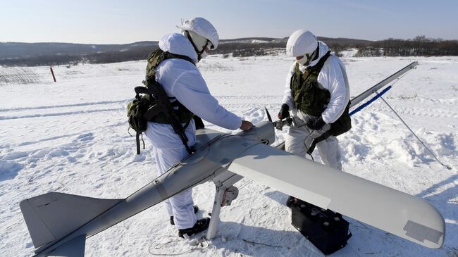 Военнослужащие готовят к запуску БПЛА Орлан-10