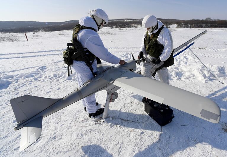 Военнослужащие готовят к запуску БЛА Орлан-10 во время тактико-специального занятия роты беспилотных летательных аппаратов 83-й отдельной гвардейской десантно-штурмовой бригады в Приморском крае