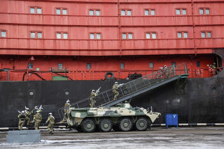 Участники штурма во время второго этапа тактико-специального учений войск национальной гвардии РФ в районах Крайнего Севера по особождению ледокола Росатомфлота Советский Союз в Мурманске