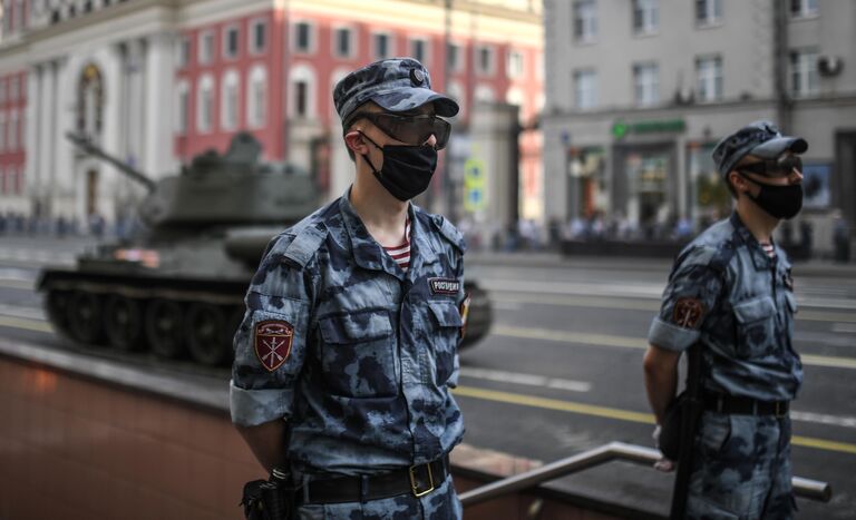 Сотрудники Росгвардии во время прохода военной техники по Тверской улице перед началом ночной репетиции парада в честь 75-летия Победы в Великой Отечественной войне в Москве