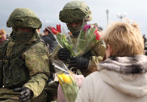 Военнослужащие 7-й гвардейской десантно-штурмовой дивизии поздравили женщин с наступающим 8 марта на Форумной площади в Новороссийске