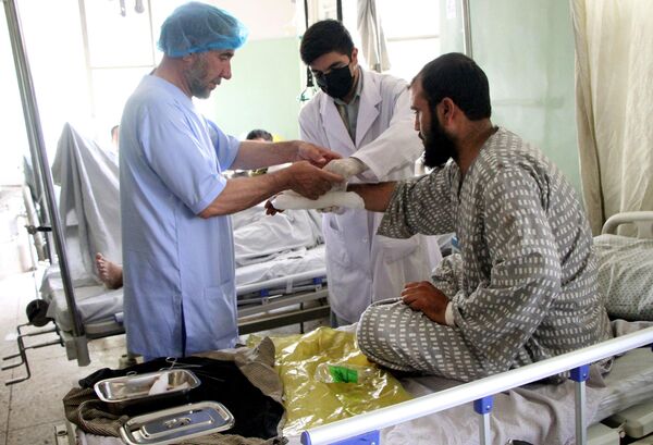 Врачи накладывают гипсовую повязку мужчине в палате больницы Вазир Акбар Хан в Кабуле