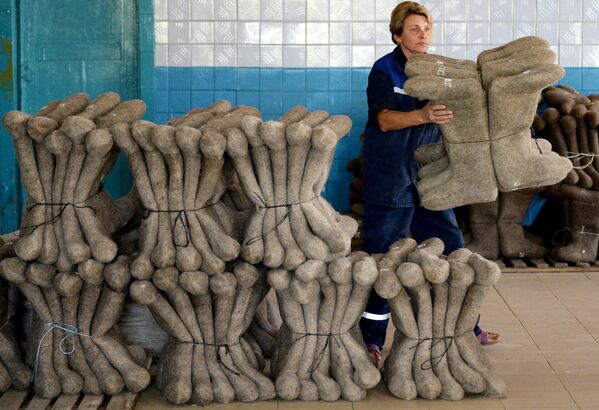 Сотрудник во время работы на Смиловичской валяльно-войлочной фабрике под Минском