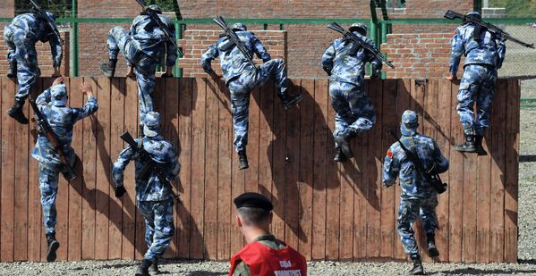 Военнослужащие армии Китая на полосе препятствий конкурса Морской десант в рамках Армейских международных игр АрМИ-2021 во Владивостоке Военнослужащие армии Китая на полосе препятствий конкурса Морской десант в рамках Армейских международных игр АрМИ-2021 во Владивостоке