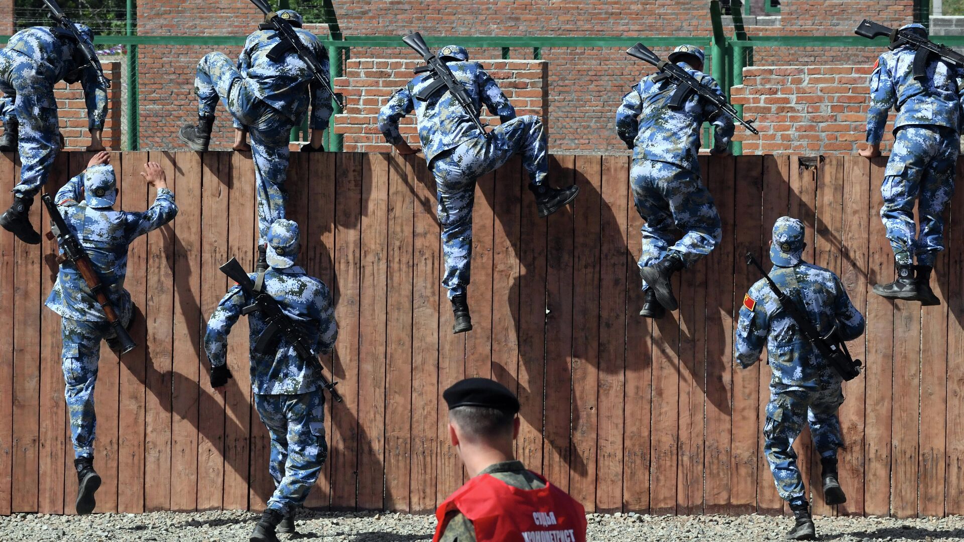 Военнослужащие армии Китая на полосе препятствий конкурса Морской десант в рамках Армейских международных игр АрМИ-2021 во Владивостоке - РИА Новости, 1920, 31.08.2021