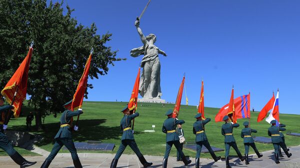 Военнослужащие роты почетного караула на церемонии передачи знамен воинских частей и подразделений, участвовавших в Сталинградской битве