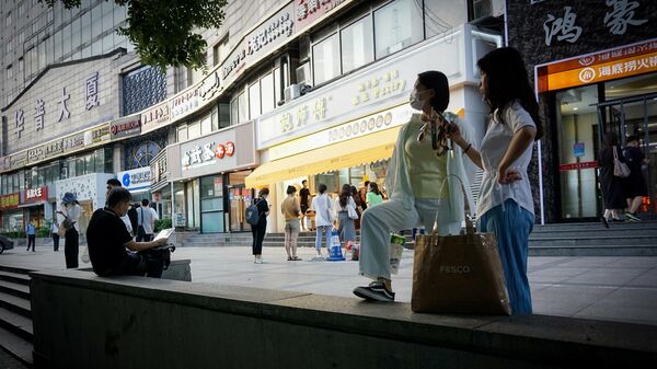 Девушки на одной из улиц Пекина