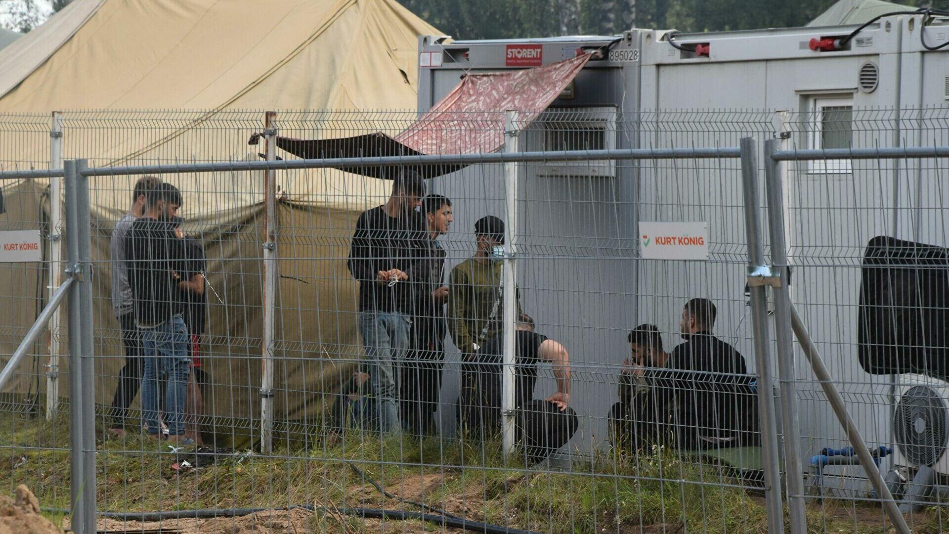 Нелегальные мигранты в лагере на границе Литвы и Белоруссии - РИА Новости, 1920, 27.09.2021