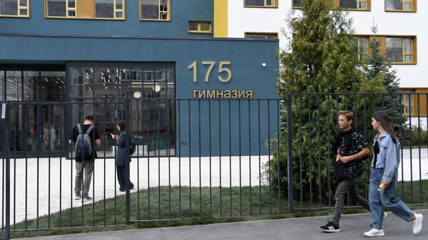 Учащиеся возле гимназии №175 в Казани