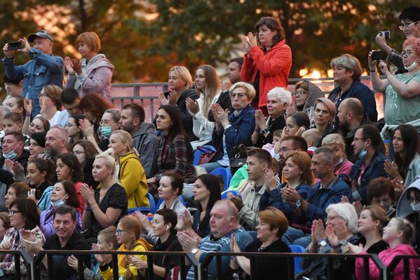 Зрители во время выступления команды Кремлевской школы верховой езды в рамках XIV Международного военно-музыкального фестиваля Спасская башня
