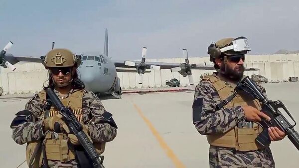 Члены Талибана* в международном аэропорту Хамида Карзая в Кабуле после вывода американских войск