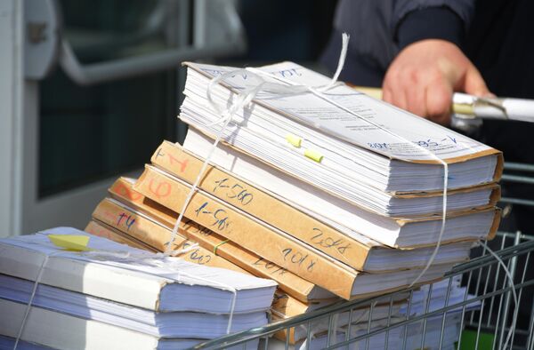 Тома одного из дел доставляют в здание Мещанского районного суда Москвы.