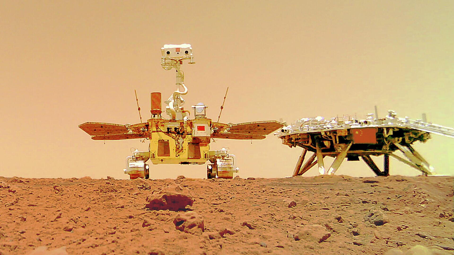 Китайский марсоход Чжужун и посадочный модуль миссии Тяньвэнь-1 на поверхности Марса - РИА Новости, 1920, 31.08.2021