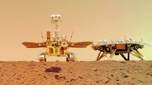 Китайский марсоход Чжужун и посадочный модуль миссии Тяньвэнь-1 на поверхности Марса