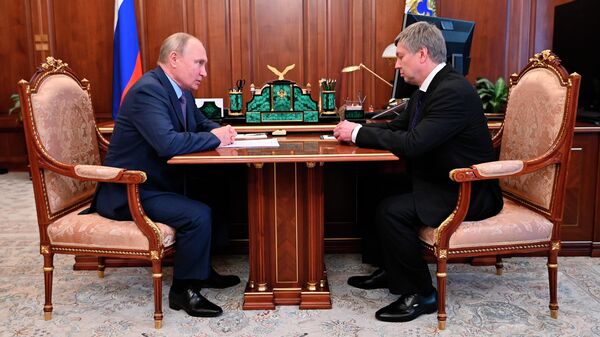 Президент РФ Владимир Путин и временно исполняющий обязанности губернатора Ульяновской области Алексей Русских