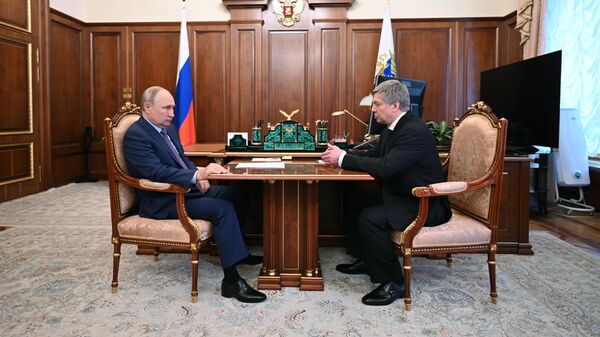 Президент РФ Владимир Путин и временно исполняющий обязанности губернатора Ульяновской области Алексей Русских во время встречи