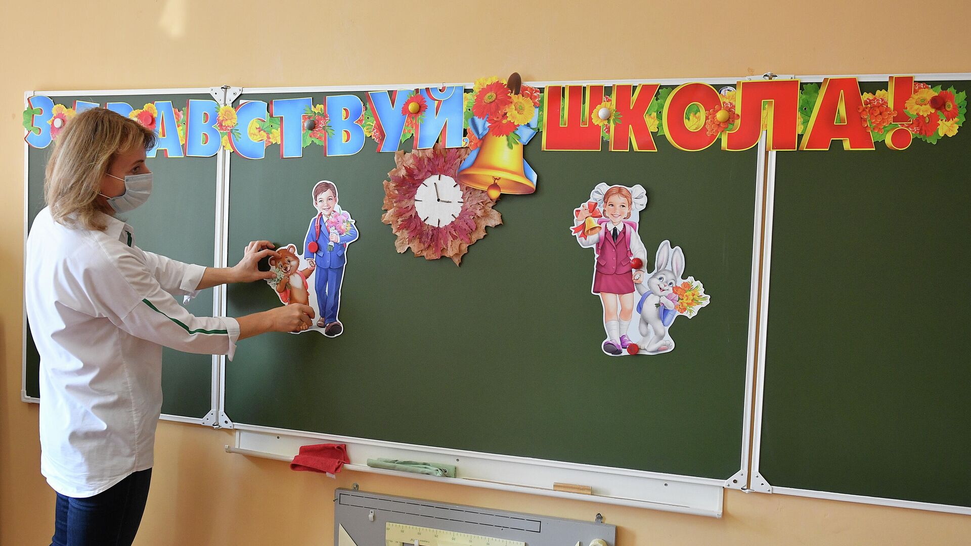 Учителя украшают доску в классе во время подготовки к новому учебному году - РИА Новости, 1920, 16.08.2022