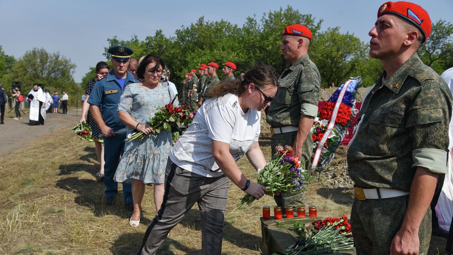 Церемония перезахоронения останков 30 жертв конфликта в Донбассе, ранее извлеченных из массового захоронения - РИА Новости, 1920, 31.08.2021