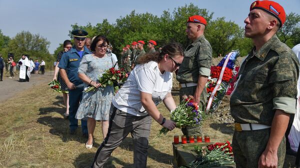 Церемония перезахоронения останков 30 жертв конфликта в Донбассе, ранее извлеченных из массового захоронения