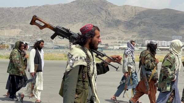 Члены Талибана* в международном аэропорту Хамида Карзая в Кабуле после вывода американских войск