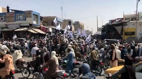 Толпы людей с флагами Талибана празднуют уход американцев в Кандагаре