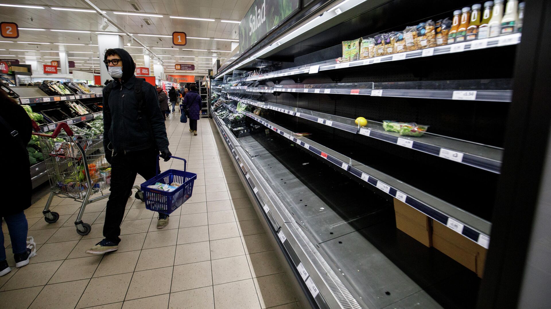 Люди возле пустых полок в супермаркете Лондона - РИА Новости, 1920, 01.09.2021