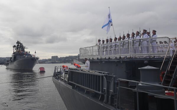 Экипаж гвардейского ордена Нахимова ракетного крейсера Варяг на параде в честь Дня Военно-морского флота в бухте Золотой Рог во Владивостоке