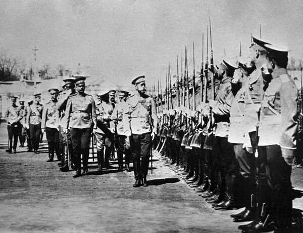 Император Николай II обходит строй солдат лейб-гвардии Измайловского полка