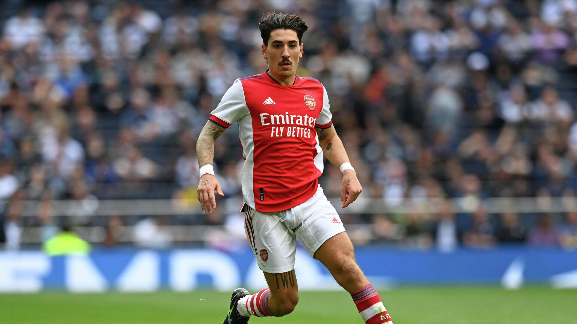 Arsenal's Spanish defender Hector Bellerin runs with the ball during the pre-season friendly football match between Tottenham Hotspur and Arsenal at Tottenham Hotspur Stadium in London on August 8, 2021. (Photo by Glyn KIRK / AFP) / RESTRICTED TO EDITORIAL USE. No use with unauthorized audio, video, data, fixture lists, club/league logos or 'live' services. Online in-match use limited to 75 images, no video emulation. No use in betting, games or single club/league/player publications. /  - РИА Новости, 1920, 01.09.2021
