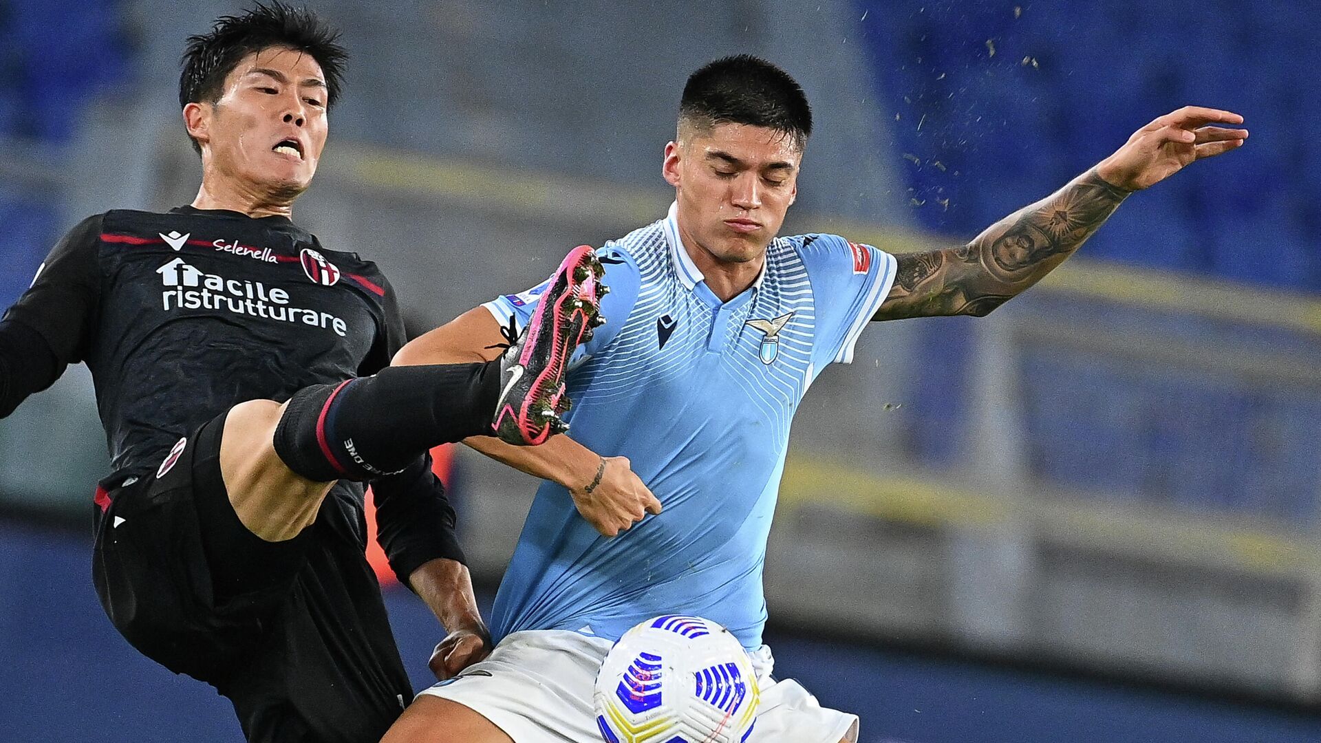 Bologna's Japanese defender Takehiro Tomiyasu (L) fights for the ball with Lazio's Argentine forward Joaquin Correa during the Italian Serie A football match Lazio vs Bologna, at the Olympic stadium in Rome on October 24, 2020. (Photo by Vincenzo PINTO / AFP) - РИА Новости, 1920, 01.09.2021