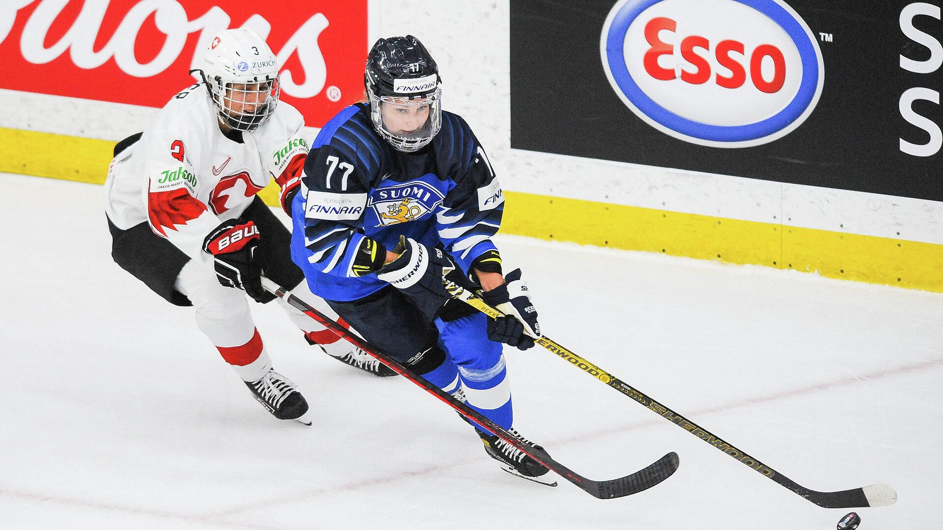 CALGARY, AB - AUGUST 31: Susanna Tapani #77 of Finland carries the puck against Sarah Forster #3 of Switzerland in the 2021 IIHF Women's World Championship bronze medal game played at WinSport Arena on August 31, 2021 in Calgary, Canada.   Derek Leung/Getty Images/AFP (Photo by Derek Leung / GETTY IMAGES NORTH AMERICA / Getty Images via AFP) - РИА Новости, 1920, 01.09.2021