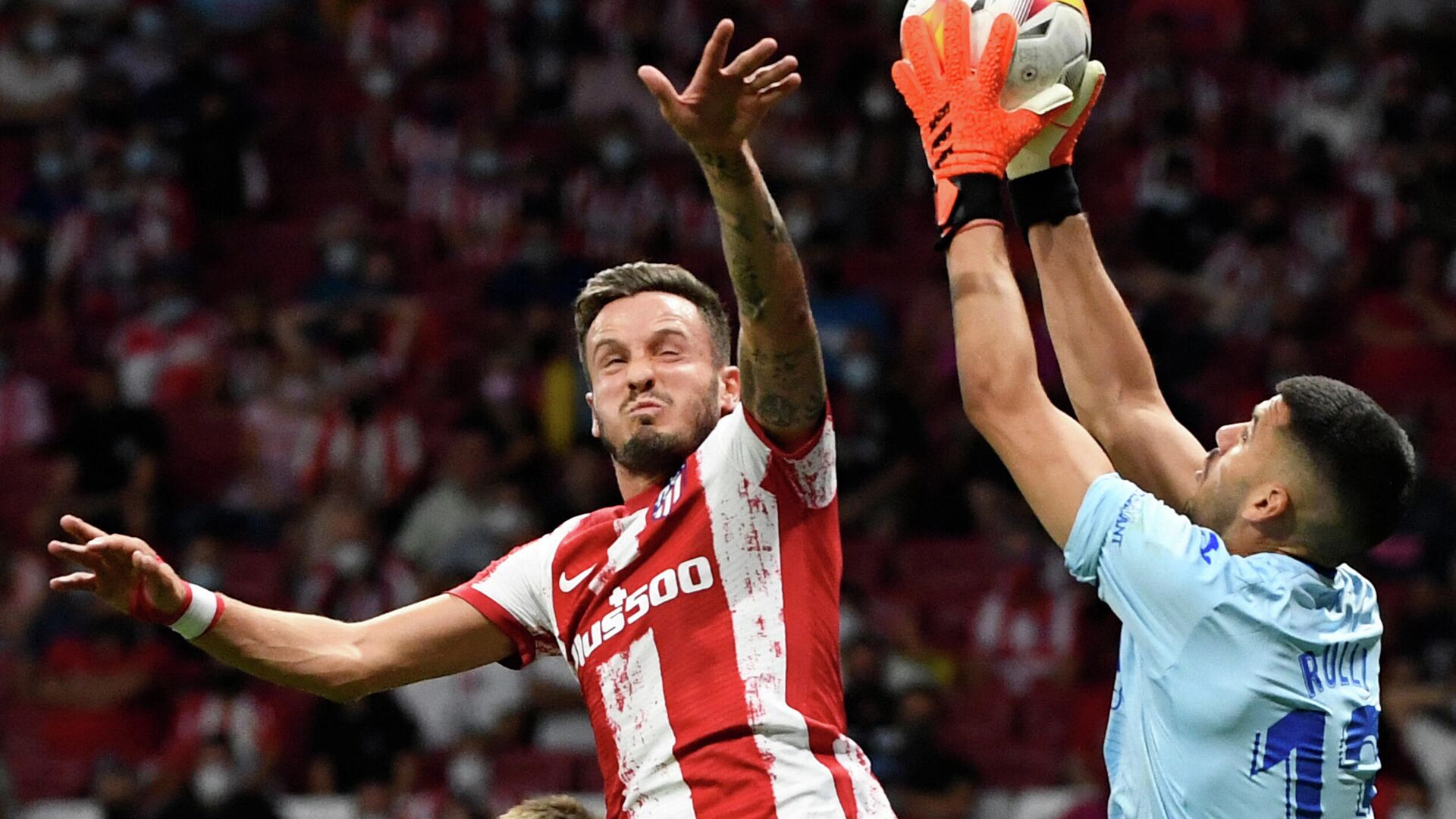 Villarreal's Argentinian goalkeeper Geronimo Rulli (R) makes a save while challenged by Atletico Madrid's Spanish midfielder Saul Niguez during the Spanish League football match between Club Atletico de Madrid and Villarreal CF at the Wanda Metropolitano stadium in Madrid on August 29, 2021. (Photo by PIERRE-PHILIPPE MARCOU / AFP) - РИА Новости, 1920, 01.09.2021