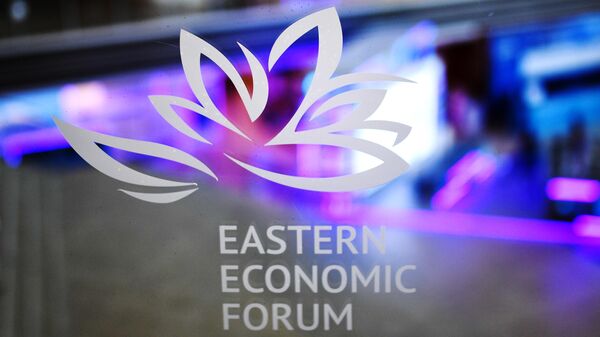 Логотип Восточного экономического форума в главном корпусе Дальневосточного федерального университета 