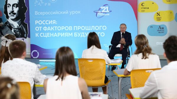 Президент РФ Владимир Путин во время приуроченной к Дню знаний встречи с учащимися школ во Владивостоке