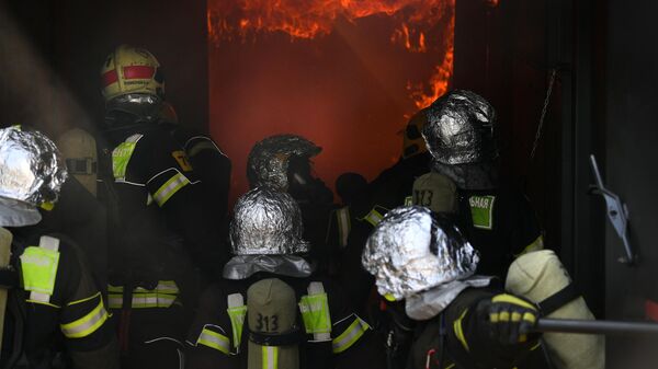 Сотрудники пожарных и спасательных структур во время тренировки