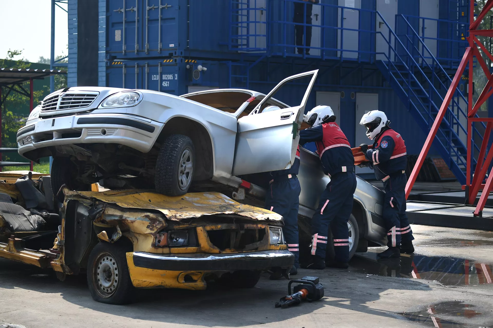 Сотрудники пожарных и спасательных структур во время тренировки Сотрудники пожарных и спасательных структур во время тренировки - РИА Новости, 1920, 01.09.2021