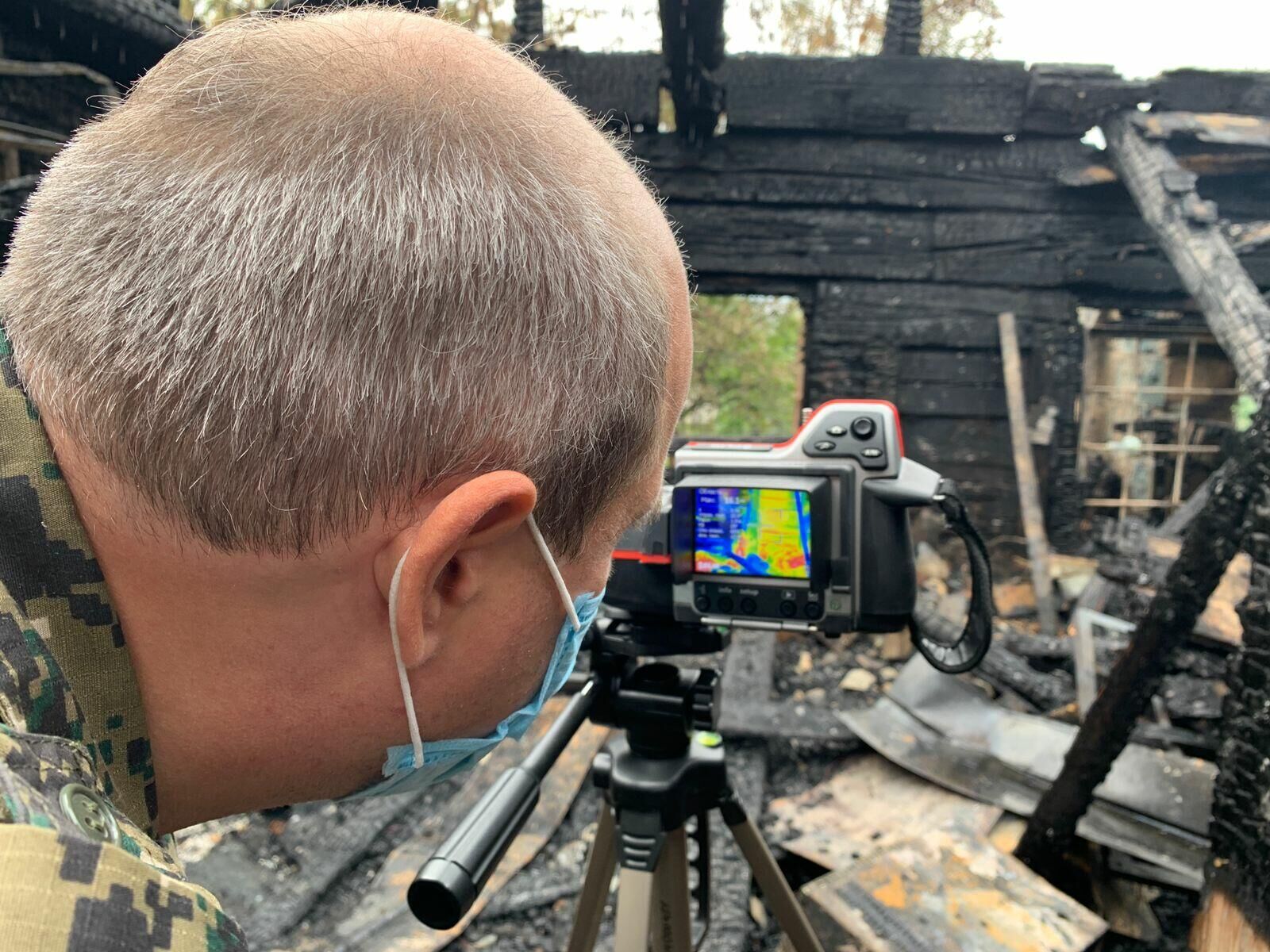 Следственные действия на месте гибели ребенка во время пожара в садоводческом товариществе на территории Екатеринбурга - РИА Новости, 1920, 01.09.2021