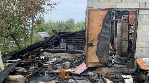 Следственные действия на месте гибели ребенка во время пожара в садоводческом товариществе на территории Екатеринбурга