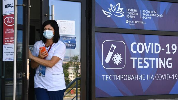 Вход в центр ПЦР-тестирования на COVID-19 на территории кампуса Дальневосточного федерального университета во Владивосток