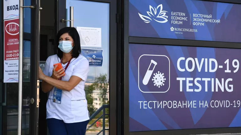 Вход в центр ПЦР-тестирования на COVID-19 на территории кампуса Дальневосточного федерального университета во Владивосток Вход в центр ПЦР-тестирования на COVID-19 на территории кампуса Дальневосточного федерального университета во Владивосток