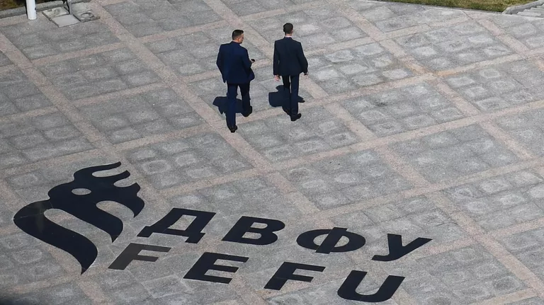 Мужчины на территория кампуса Дальневосточного федерального университета на острове Русский в преддверии Восточного экономического форума Мужчины на территория кампуса Дальневосточного федерального университета на острове Русский в преддверии Восточного экономического форума